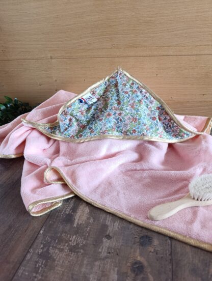 Cape de bain rose et fleuri – Image 2